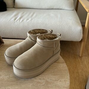 Basically like new classic ultra mini platform uggs